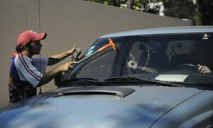 Limpiavidrios hiere con cuchillo a policía que fue a “aconsejarle” que deje de violentar a la gente - Noticiero Paraguay