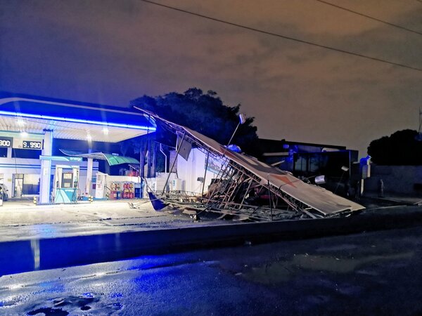 Destrozos por temporal: Lambaré intransitable por árboles y estructuras caídas - trece