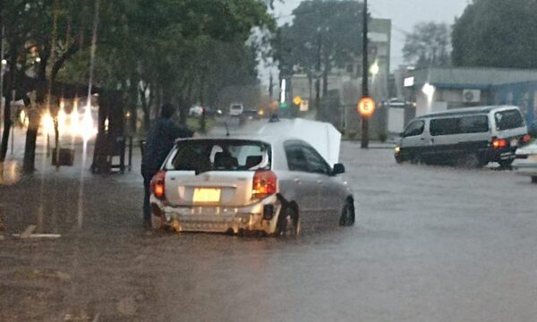 Peligroso tránsito ante intensas lluvias