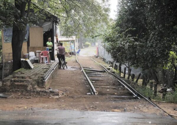 Coordinador de vecinos de vía del tren afirma que “no existe franja de dominio” - Nacionales - ABC Color