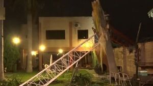 Antena cae sobre vivienda y un vacunatorio tras temporal