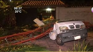 Antena de radio cayó sobre una camioneta y la partió a la mitad