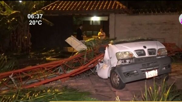 Antena de radio cayó sobre una camioneta y la partió a la mitad