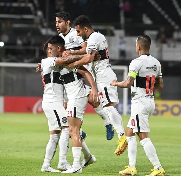 Olimpia sufre pero festeja - Fútbol - ABC Color