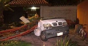 Antena de radio cayó sobre una camioneta y la partió a la mitad - Noticiero Paraguay