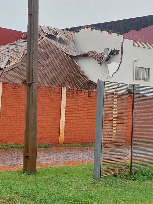 Techo del depósito del CIDE cae a consecuencia de temporal - La Clave