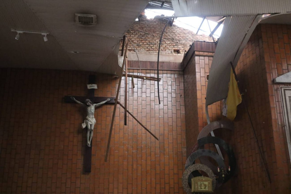 Temporal: cayó el techo de una parroquia, pero imagen de Jesús quedó intacta