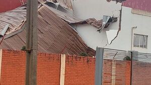 Temporal derrumba techo de un complejo en Minga Guazú