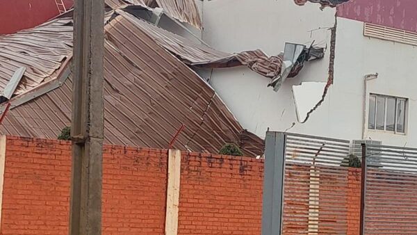 Temporal derrumba techo de un complejo en Minga Guazú