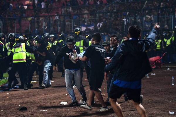 Diario HOY | La policía indonesia acusa a seis personas por la estampida en el estadio
