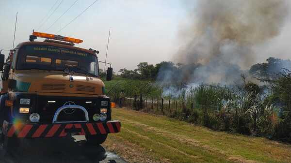 Bomberos trabajan en contención de incendio de gran magnitud en Villeta | 1000 Noticias