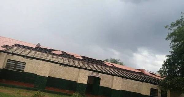 La Nación / Fuertes vientos destecharon varias casas y escuelas en Boquerón