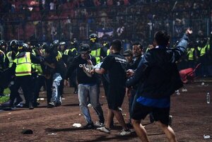 La policía indonesia acusa a seis personas por la estampida en el estadio