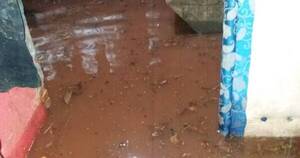 La Nación / Temporal causó en el Este inundación de casas y el desplome de un tinglado deportivo