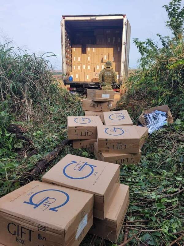 Policías militares de Brasil incautan camión cargado de cigarrillos de contrabando | 1000 Noticias