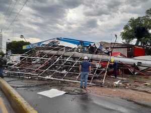 Concejal de Lambaré preocupado por estado de gigantografías tras temporal que azotó la ciudad - Megacadena — Últimas Noticias de Paraguay