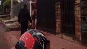 Video muestra a ujier siendo agredido por un hombre