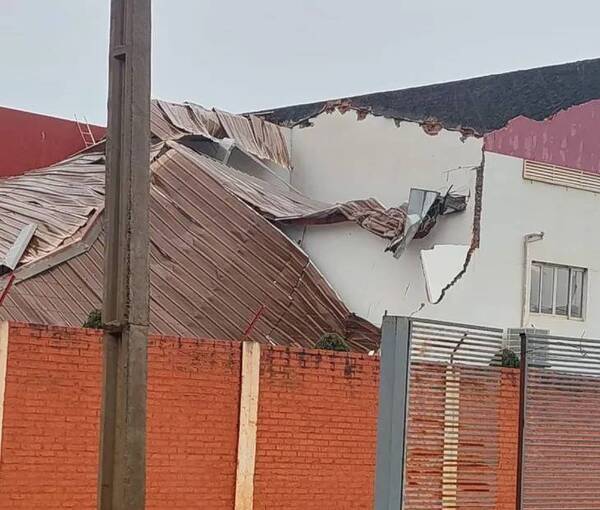 Crónica / Temporal tiró por el suelo el techo del Complejo Internacional del Este