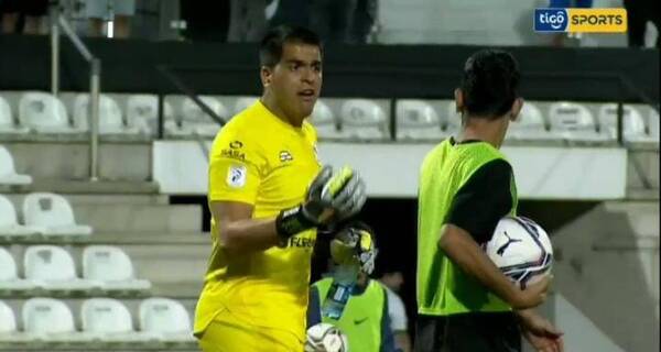 Crónica / [VIDEO] Arquero del "Tacua" se dijo de todo con un pasapelotas de Olimpia