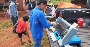 La Nación / Instruyen a comunidades indígenas con máquinas de votación