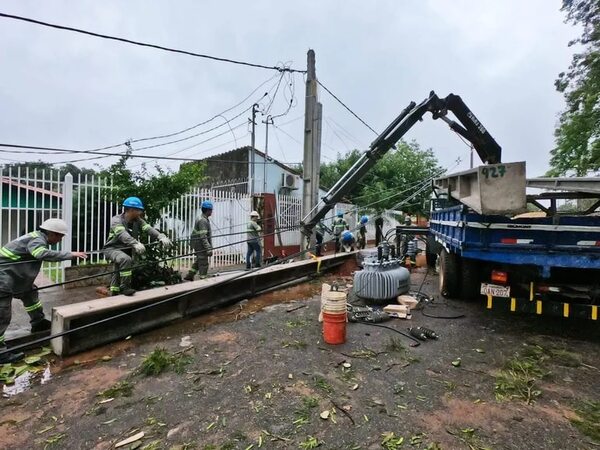 La tormenta dejó sin electricidad a unos 87.500 clientes de la ANDE - Economía - ABC Color