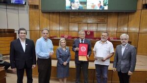 Cámara de Senadores rinde homenaje al reconocido sociólogo Ramón Fogel