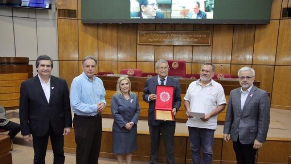 Cámara de Senadores rinde homenaje al reconocido sociólogo Ramón Fogel