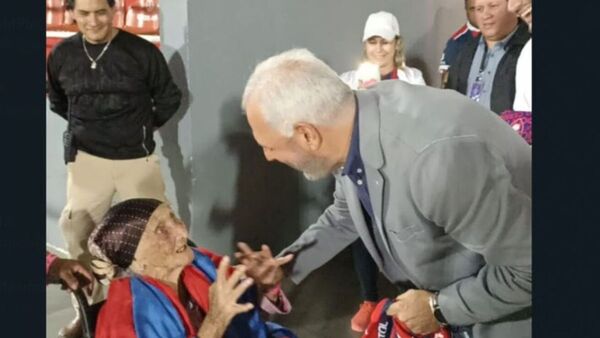Ña Wenceslaa cumplió su sueño y recibió de regalo la camiseta de Cerro