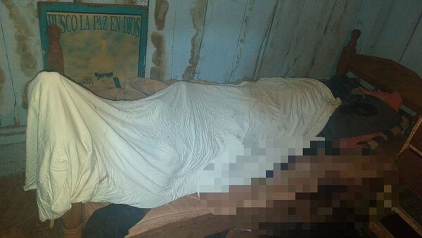 Estaba tomando, se golpeó la cabeza, lo acostaron y murió