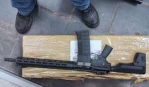 Diario HOY | Incautan un fusil de asalto oculto en una carga de orquídeas