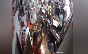 Motochorros asaltan mini shop en el barrio Santa Ana
