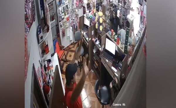 Motochorros asaltan mini shop en el barrio Santa Ana
