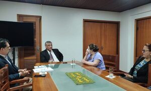 Doctoranda brasileña visita la UNE