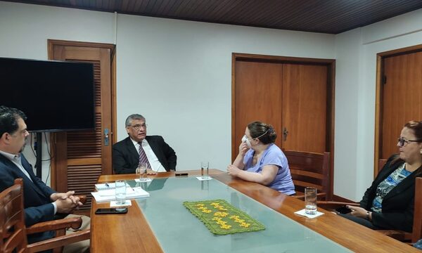 Doctoranda brasileña visita la UNE