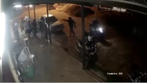 Motochorros balean a dos hombres en asalto
