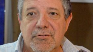 "Buscan votos con plata y tierra ajenas"