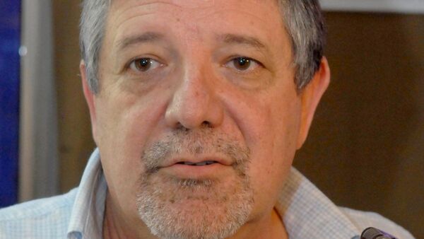 "Buscan votos con plata y tierra ajenas"