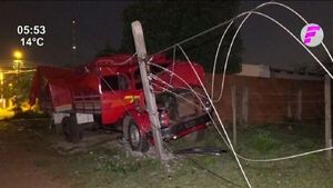 Camión choca un poste y deja sin luz un barrio en Villa Elisa