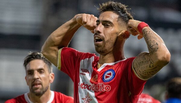 Argentinos goleó a Lanús en la 'Fortaleza' con un gol de Gabriel Ávalos