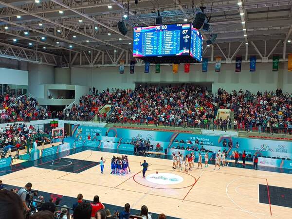 Crónica / [VIDEO] Pagar 10 mil guaraníes por una entrada para ver a una basquetbolista es una “estafa”, he´i