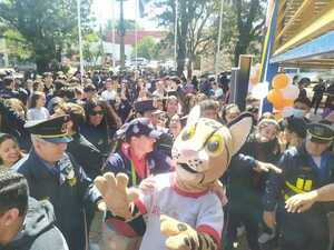 Encarnación: Multitud copó la municipalidad para una foto con Tirika