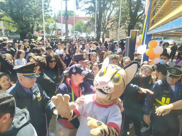 Encarnación: Multitud copó la municipalidad para una foto con Tirika