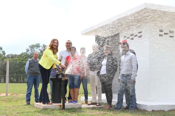 Indert entregó títulos de propiedad, inauguró sistemas de agua y entregó semillas en Caazapá