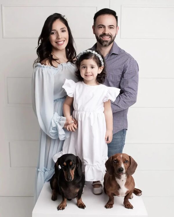 Silvia Romero posó con su familia completa en la recta final de la dulce espera de Amín - Gente - ABC Color