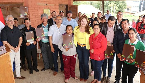 Indert entregó títulos de propiedad, inauguró sistemas de agua y entregó semillas en Caazapá - .::Agencia IP::.