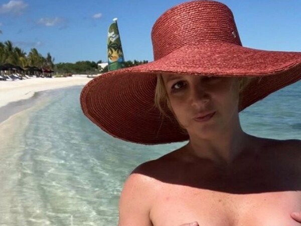 Britney Spears posa desnuda en la playa para presumir nuevo corte de pelo