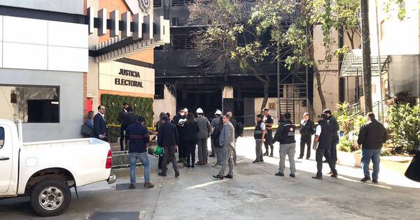 La Nación / Peritaje en el TSJE: buscan causas del incendio en la sede electoral