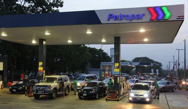 Bajarán los precios de tres tipos de nafta en todas las estaciones Petropar