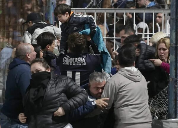 Separan a jefe policial en partido en el que hubo un muerto y ocho heridos - Fútbol Internacional - ABC Color