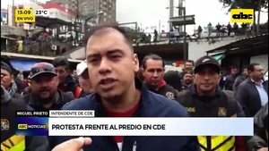 Protestas frente al predio en CDE - ABC Noticias - ABC Color